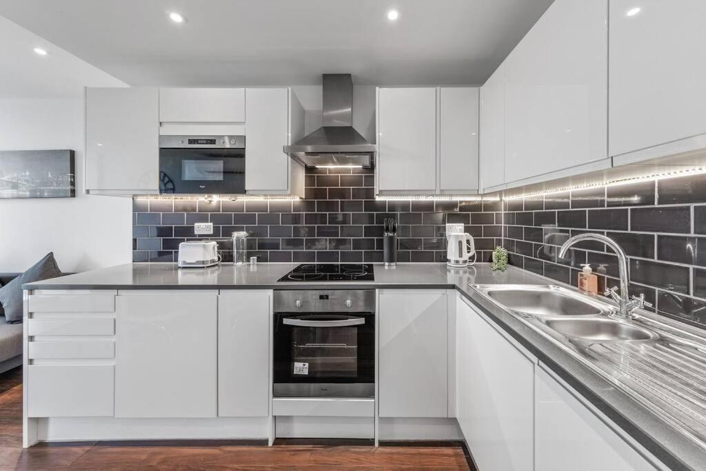New Apartment 20 Mins From Waterloo London Bp36 المظهر الخارجي الصورة